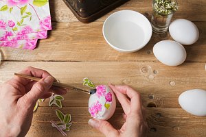 Malování velikonočních vajec. Ilustrační foto.