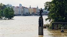 Ničivá povodeň před dvaceti lety – v roce 2002, Smíchov - socha Vltavy