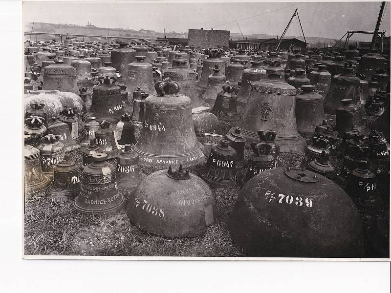 Zvony ukradené nacisty se shromažďovaly v roce 1942 na Rohanském ostrově, odvezeny byly do Německa.