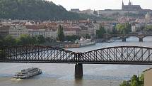 Železniční most pod Vyšehradem v Praze.