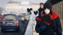 Pátý smogový dýchánek proti znečišťování vzduchu v Praze automobilovou dopravou proběhl 14. února na Nuselském mostě.