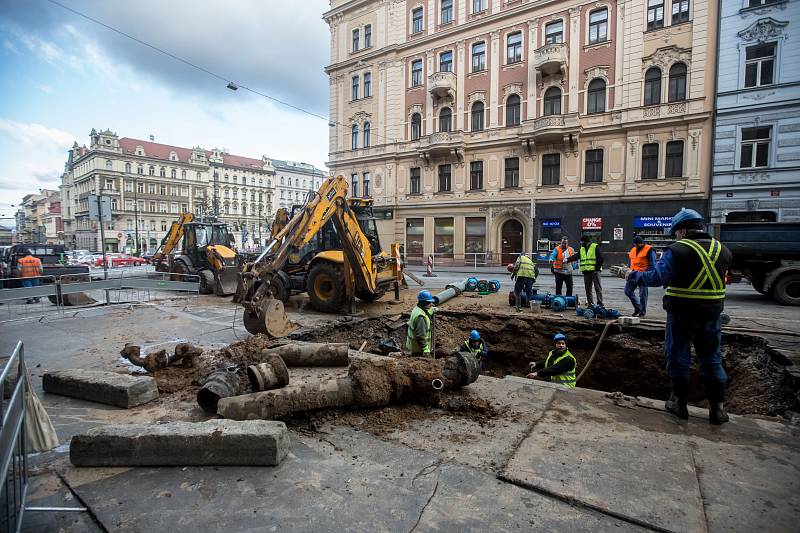 Kvůli noční havárii vodovodního potrubí je od pondělního zcela uzavřena Sokolská ulice v centru Prahy u křižovatky s Ječnou.