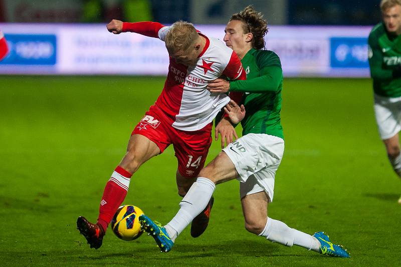 Zápas 15. kola první fotbalové ligy mezi týmy FK Jablonec a SK Slavia Praha se odehrál 27. listopadu na stadionu Střelnice v Jablonci nad Nisou. Na snímku zleva Mick Van Buren a Matěj Hanousek.