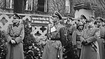 Karl Hermann Frank se 4. dubna 1940 účastní slavnostního aktu přejmenování Pelléovy třídy, prvmí ulice, jíž nacisté změnili jméno