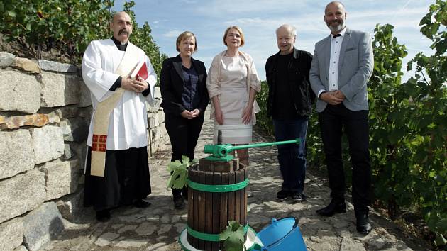 Setkání k Vinobraní na Grébovce za účasti starostky Prahy 2 Jany Černochové. Pro návštěvníky je připraveno přes 20 tisíc litrů vína a burčáku.