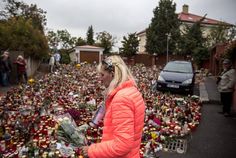 Lidé uctívali památku zpěváka Karla Gotta ještě 8. října 2019 před jeho vilou na Bertramce.