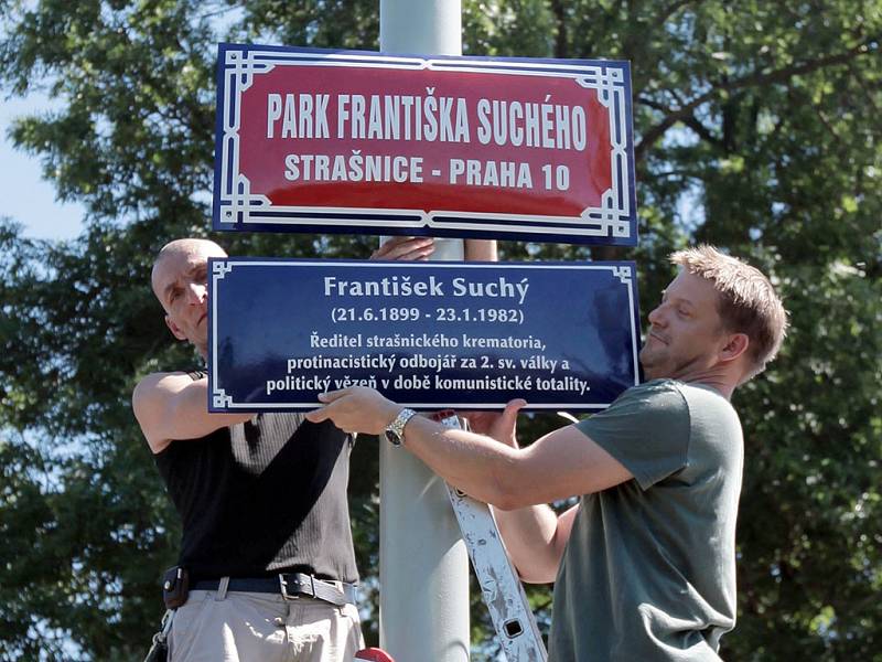 Sdružení Post Bellum umístilo cedule označující nově pojmenovaný Park Františka Suchého.