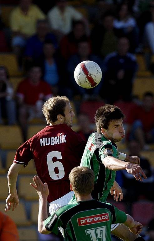 Roman Hubník ze Sparty Praha (v červeném) v souboji s hráči z FK Příbram v utkání 25. kola 1. Gambrinus ligy, které se hrálo 25. dubna v Příbrami.