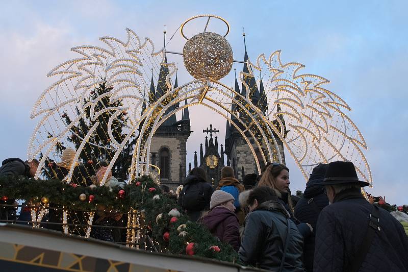 Vánoční Staroměstské náměstí a vyzdobené tramvaje.