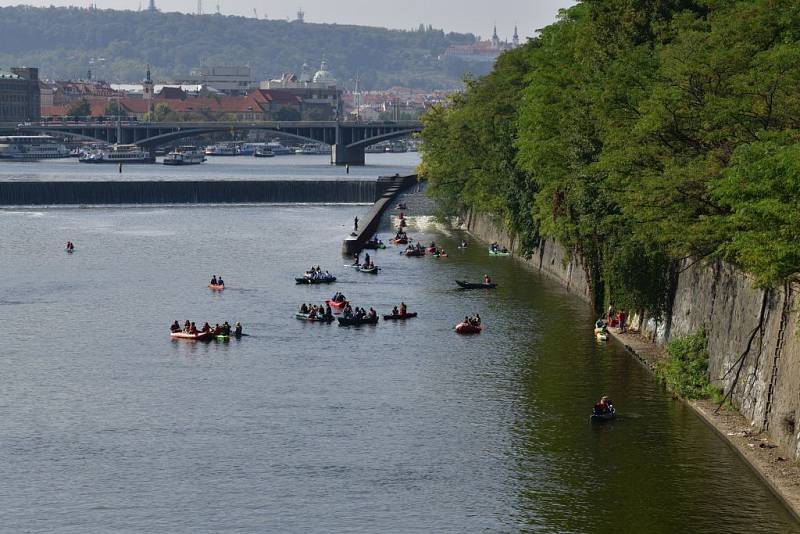 Napříč Prahou – přes tři jezy.