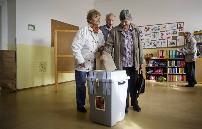 Volby do Poslanecké sněmovny 25. října v ZŠ Květnového vítězství v Praze.