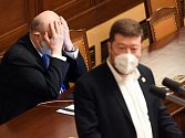 Zleva ministr zdravotnictví Vlastimil Válek (TOP 09) a předseda SPD Tomio Okamura na schůzi Poslanecké sněmovny v úterý 15. února 2022 v Praze.