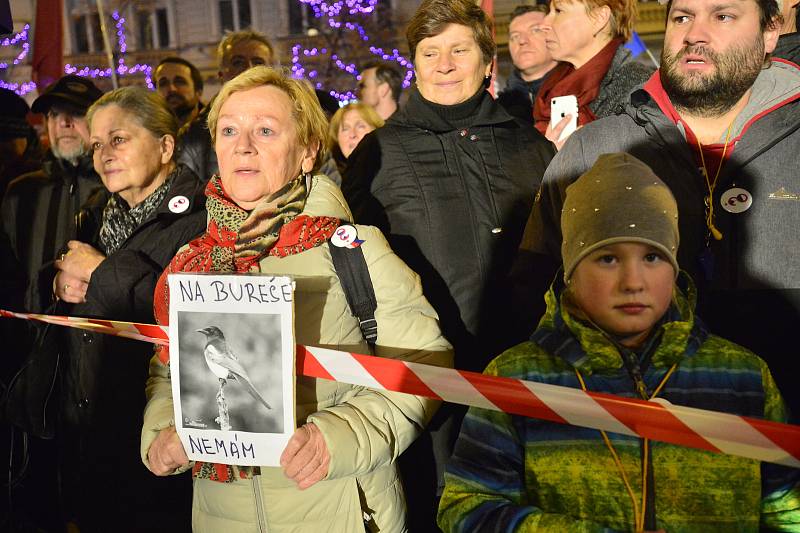 Lidé demonstrují 17. 12. 2019 na Václavském náměstí proti menšinové vládě Andreje Babiše (ANO), která má podporu komunistů. Akci pořádá spolek Milion chvilek pro demokracii.