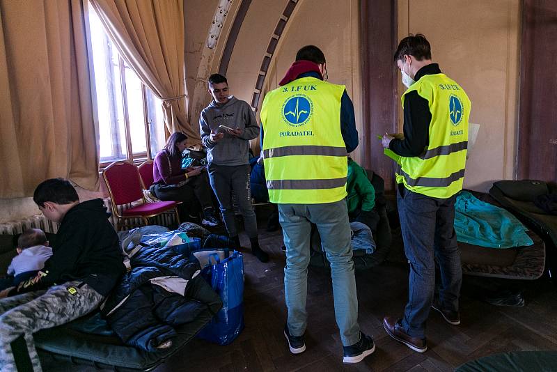 Dobrovolníci na pomoc uprchlíkům z Ukrajiny. Na Hlavním nádraží dobrovolníci stále pracují, Kongresové centrum za vydatné pomoci policie a hasičů je také v provozu, zde třeba rozdávají pastelky dobrovolníci z řad Vietnamské komunity.