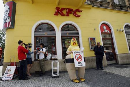 Fotogalerie: Demonstrace proti týrání kuřat před KFC - Pražský deník