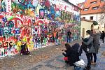 Lennonova zeď láká především mladé turisty