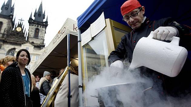 Na snímku kuchař z Majestic Plaza vytváří čokoládovou zmrzlinu pomocí tekutého dusíku.