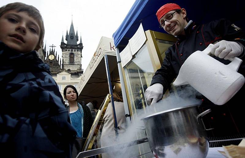 Na snímku kuchař z Majestic Plaza vytváří čokoládovou zmrzlinu pomocí tekutého dusíku.