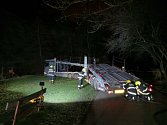 Nákladní auto uvízlo na trávě v Prokopském údolí, vytáhli ho až hasiči.