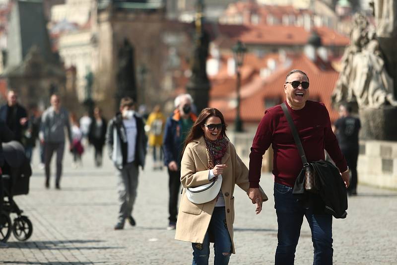 Centrum Prahy v neděli 11. dubna 2021. Lidé často neměli zakryté dýchací cesty respirátorem či alespoň chirurgickou rouškou.