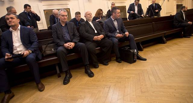 Obžalovaní zprava David Michal, Peter Kmeť, Radomír Kučera a Michal Urbánek před jednáním u pražského městského soudu.