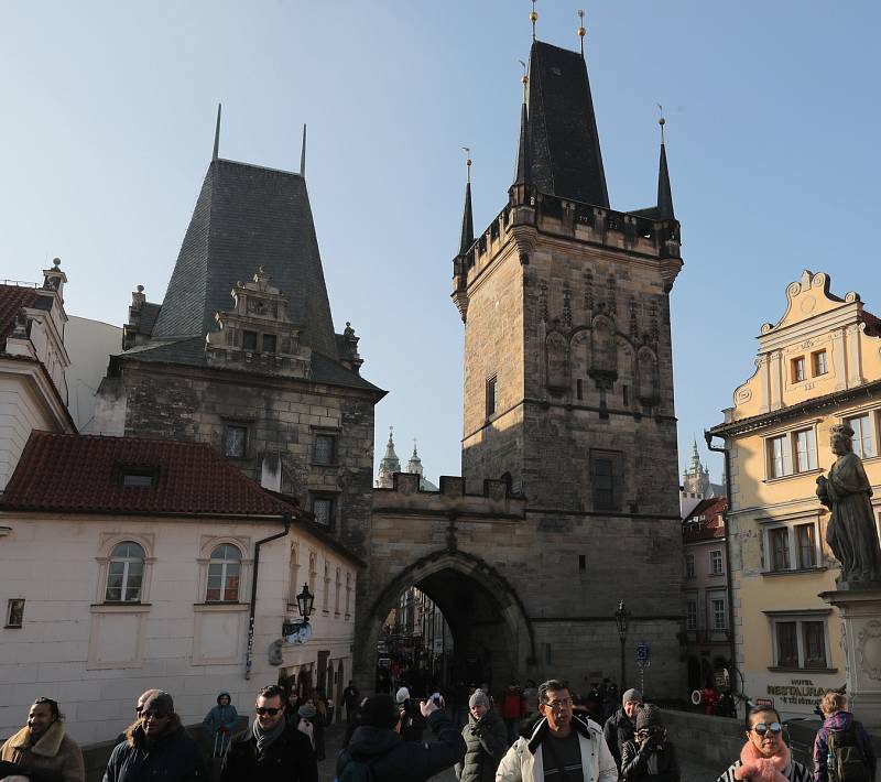 Nižší z obou Malostranských mosteckých věží se nazývá Juditina věž.