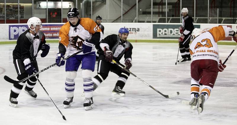 Tři sestry zahajují extraligu. Historicky první uspořádání nultého kola hokejové extraligy zahájil exhibiční zápas mezi HC Stará kovárna a HC Olymp Martina Dejdara.