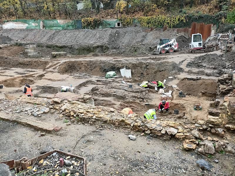 Archeologické a antropologické zkoumání na bývalém hřbitově v Karlíně.