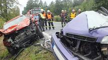 Při střetu dvou osobních vozidel u Horních Jirčan zahynuly tři lidé. 