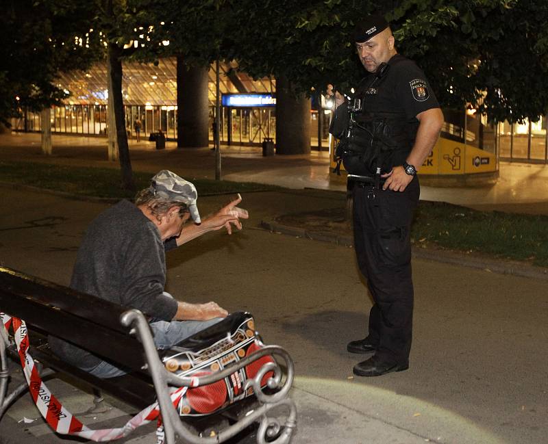 Městská policie při noční kontrole ve Vrchlického sadech, pověstném Sherwoodu u hlavního nádraží.