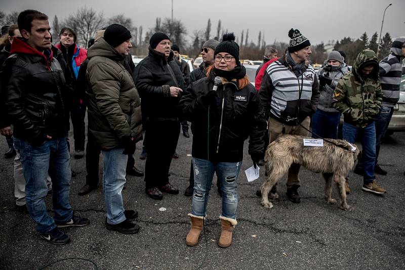 Sraz taxikářů na pražském Strahově před jejich protestní jízdou centrem Prahy 8. února.