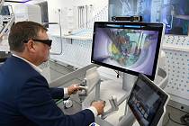 Operačního robota Hugo vytvořeného jako komplexní řešení pro roboticky asistovanou chirurgii představila v Praze značka Medtronic.