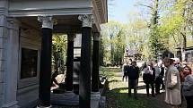 Prohlídka Nového židovského hřbitova v Praze 3 po dokončení oprav náhrobků za téměř šest milionů korun.