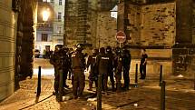 Po výtržnostech v centru Prahy skončilo v poutech nejméně 31 lidí včetně anglických fotbalových fanoušků.