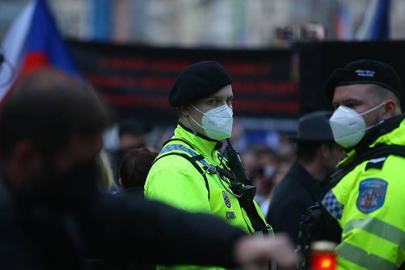 Demonstrace na Václavském náměstí v Praze v úterý 17. listopadu 2020. Po jejím skončení se průvod vydal na Národní třídu.