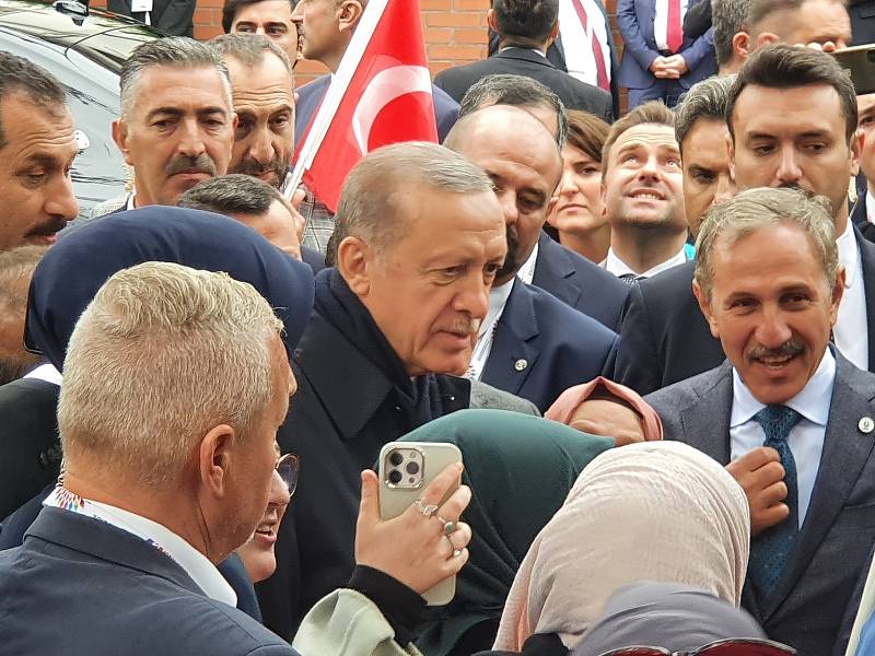 Erdoganův příjezd k tureckému velvyslanectví v Praze.