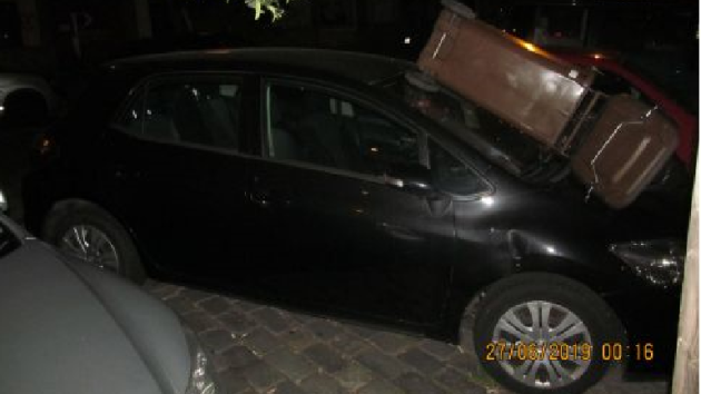 Neznámý pachatel poničil v Karlíně zaparkovaná auta.