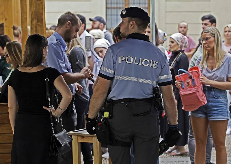 Fronty při kontrole na Pražský hrad