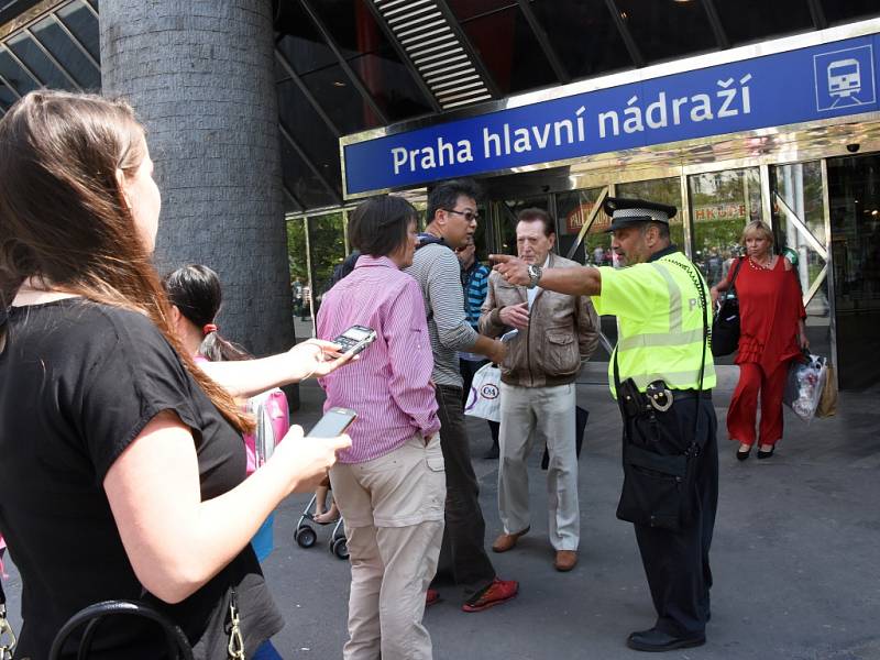 Pražská policie společně se strážníky evakuovala v úterý 10. května 2016 po poledni budovu hlavního nádraží v centru metropole. Důvodem byl telefonát anonyma hrozícího bombou. Při prohlídce se nenašlo nic nebezpečného.