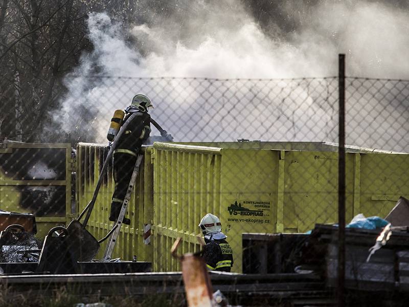 Hasiči museli likvidovat požár ve sběrném místě nebezpečných odpadů v pražských Dolních Měcholupech.