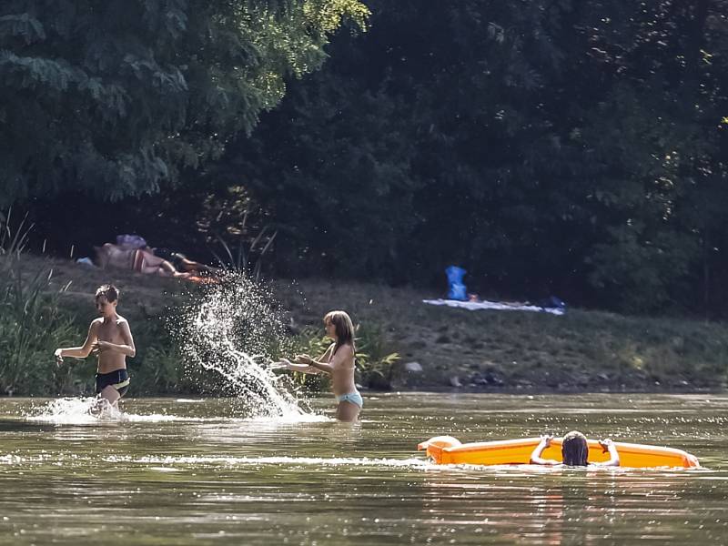 Rekordních teplot si lidé v okolí Prahy užívali třeba koupáním v řece Berounce. 