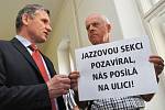 Desítky občanů s hesly v rukou přišly sledovat jednání přímo k soudu; před dveřmi jednací síně je ale na pokyn justiční stráže lidé museli odložit. Vlevo senátor Jiří Čunek.