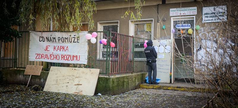 Autonomní sociální centrum Klinika má za sebou první rok fungování  v legálně propůjčené budově na pražském Žižkově.