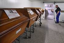 Rakve se zesnulými v kremtoriu - Rakve se zesnulými v chladícím boxu krematoria. Ilustrační foto.