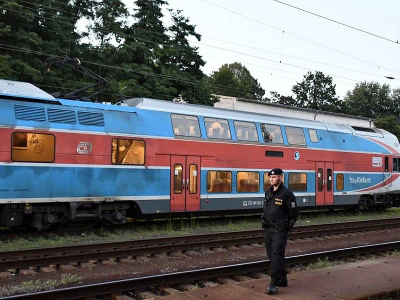 Pražská policie vyšetřuje hlášenou střelbu na vlak.
