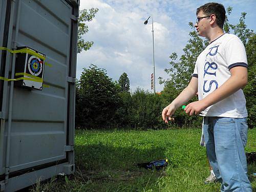 Sváťa právě hodil šipku do kruhu. Za tento pěkný hod si připsal osmdesát bodů.