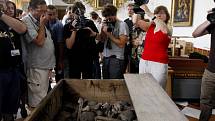 Teologové a antropologové vyzdvihli 11. července z hrobu v kostele Panny Marie Sněžné v Praze tělesné ostatky čtrnácti umučených františkánů v souvislosti s jejich očekávaným blahořečením.