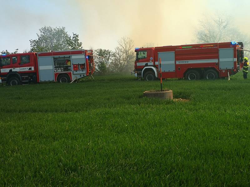 Páteční požár ve skalách u Libčic nad Vltavou.