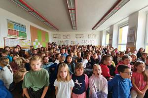 Děti z milovické Základní školy T. G. Masaryka se pilně připravují na akci Česko zpívá koledy.