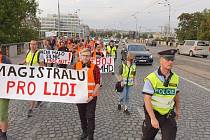 Aktivisté z hnutí Poslední generace, kteří tradičně pořádají protestní akci 30 pro Prahu, se vydali v úterý 3. října na již druhý pochod za humanizaci magistrály a dodržení klimatického závazku.